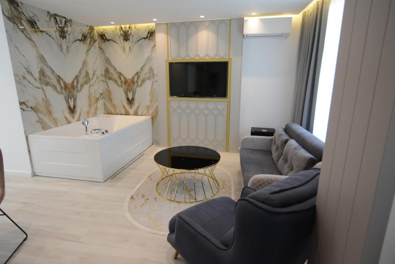 Ebbi Hotel Dhërmi エクステリア 写真