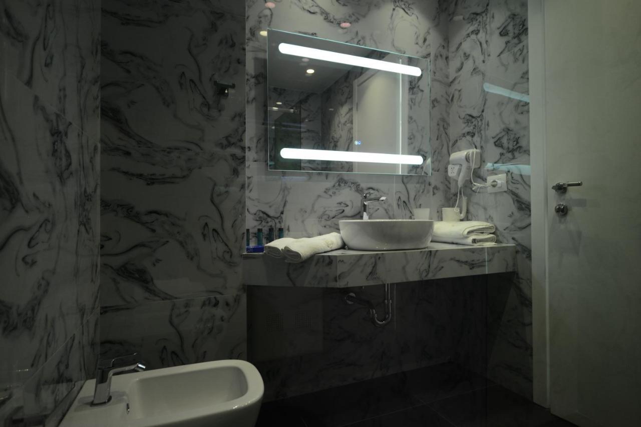 Ebbi Hotel Dhërmi エクステリア 写真