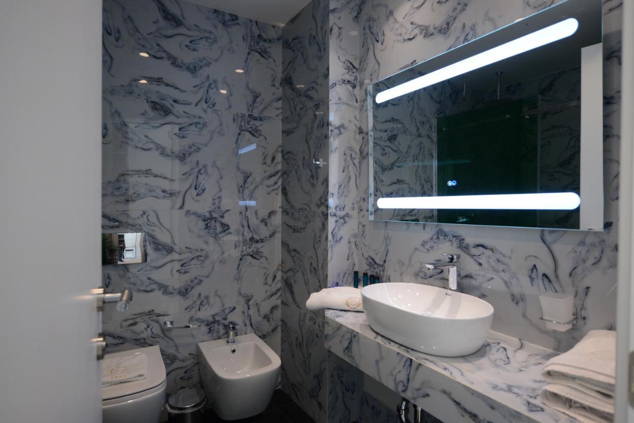 Ebbi Hotel Dhërmi エクステリア 写真
