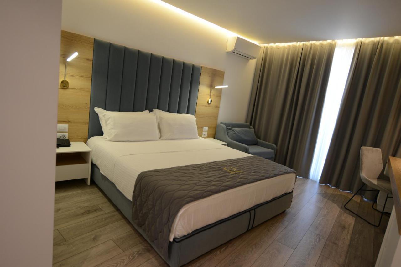 Ebbi Hotel Dhërmi エクステリア 写真