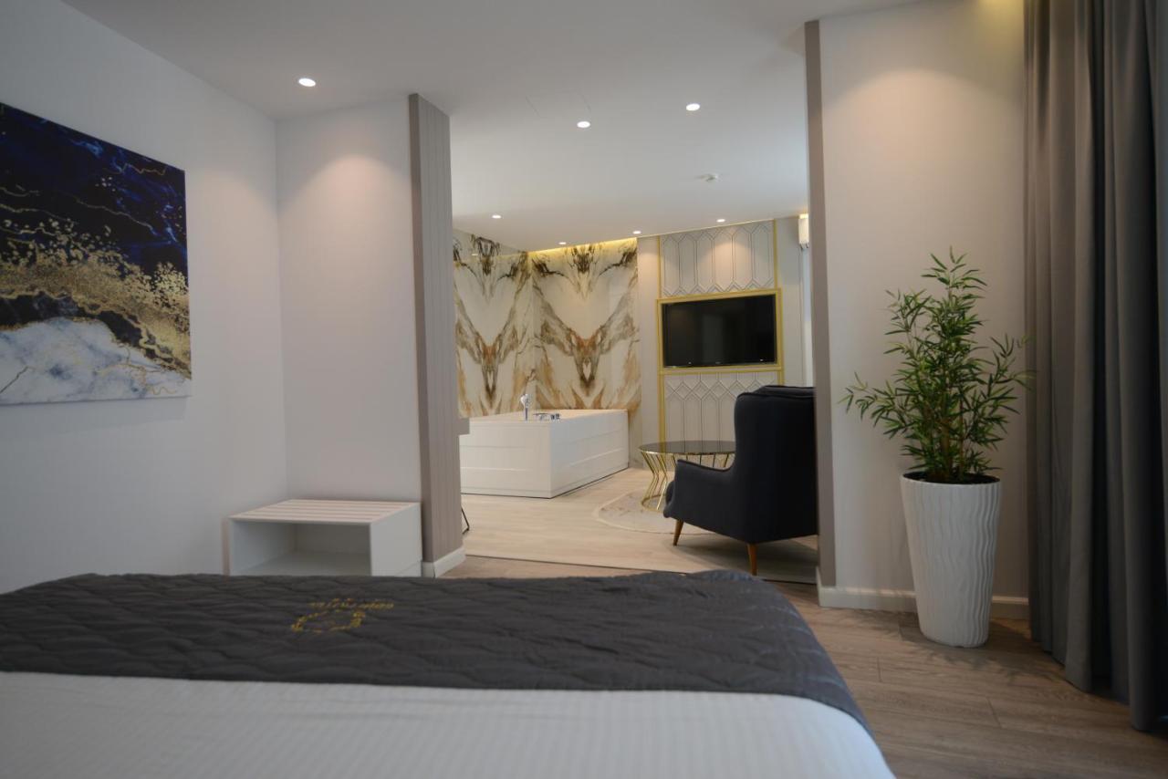 Ebbi Hotel Dhërmi エクステリア 写真