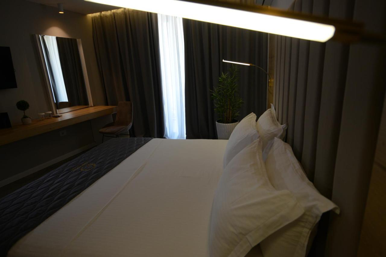 Ebbi Hotel Dhërmi エクステリア 写真