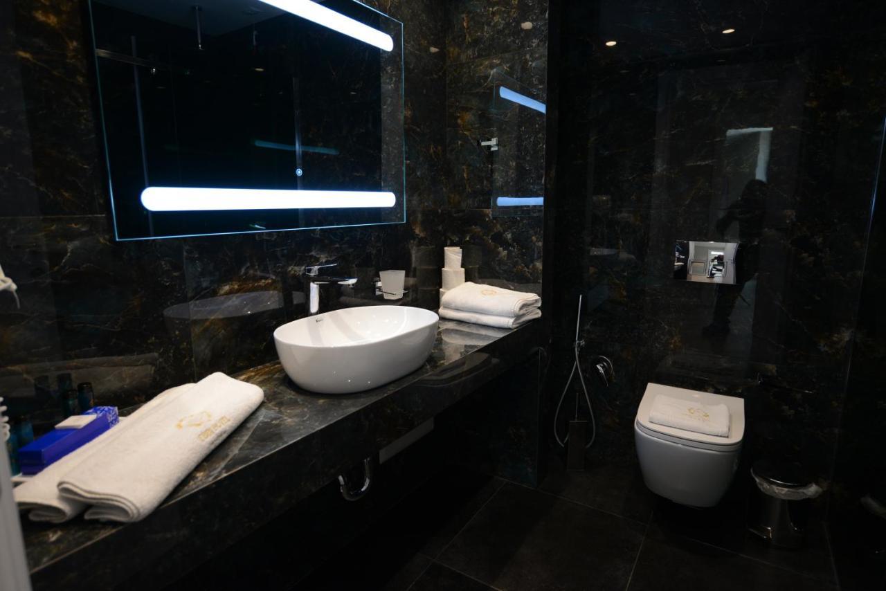 Ebbi Hotel Dhërmi エクステリア 写真