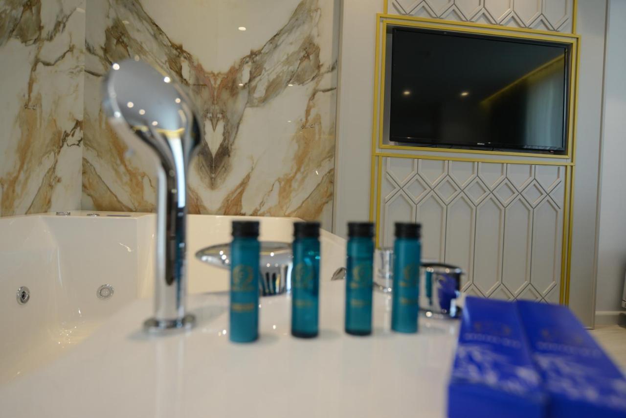 Ebbi Hotel Dhërmi エクステリア 写真