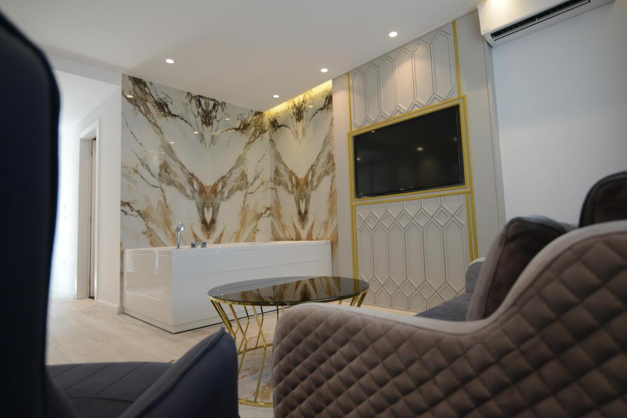 Ebbi Hotel Dhërmi エクステリア 写真